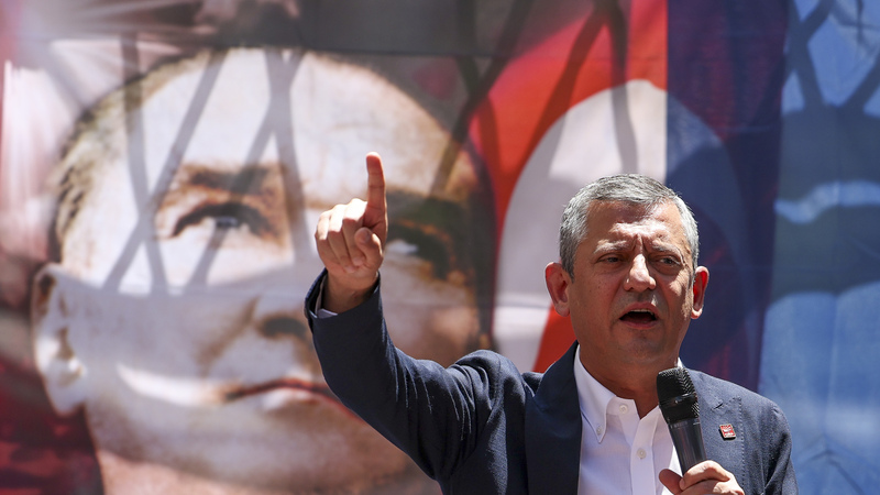 CHP Lideri Özgür Özel’den İzmir’de Sert Tepki: “Adalet Drone ile Aranmaz, Hakikatin Algı Operasyonuna İhtiyacı Yoktur”