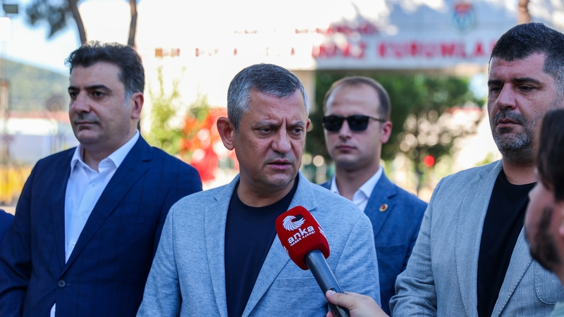 CHP Lideri Özgür Özel’den İzmir’deki Tutuklamalara İlişkin Sert Açıklamalar: “Algı Yönetimiyle Dolandırıcılık İftirası Atılıyor”