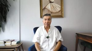 🎙️ Sırrı Er’den Sistem Eleştirisi: “Bozuk Düzende Sağlam Çark Olmaz”