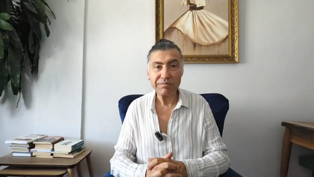 🎙️Sırrı Er’den ‘Simurg’ Vurgulu Mesaj: “Kurtarıcı Arama, Kendine Dön!”