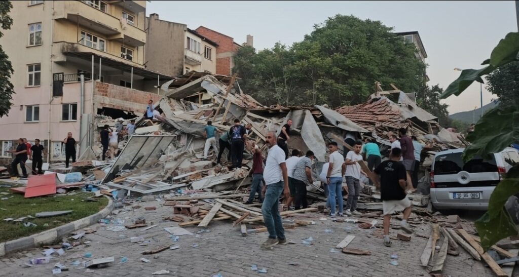 Balıkesir’de 6.1’lik Deprem Sonrası Yaz Okulları Tatil, Kamu Personeline İdari İzin