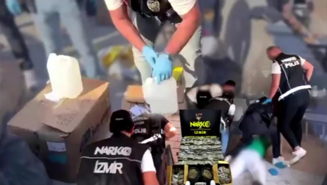 İzmir’de Dev Uyuşturucu Operasyonu: 127 Kg Bonzai ve 18 Kg Kimyasal Madde Ele Geçirildi