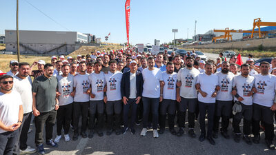 CHP Lideri Özgür Özel’den Özgürlük Yürüyüşü’ne Destek: “Belediye Başkanlarımıza Sahip Çıkmak İçin 1200 Kilometre Yürüyorlar”