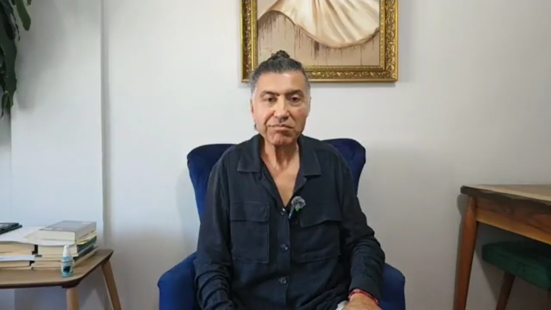 TRT Eski Spikeri ve Uluslararası Basın Kartı (IFC) Sahibi Sırrı Er’den Yunus Emre Vurgusu: İnsan Olmak Değil, İnsan Kalmak Zor