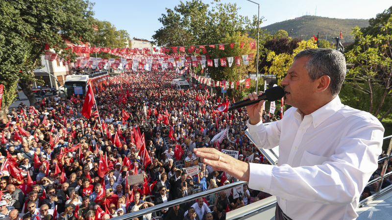 CHP Lideri Özgür Özel Afyon’da Erdoğan’a Yüklendi: “Meşruiyet Trump’ta Arandı, Meydan ‘İstifa’ Diyor”