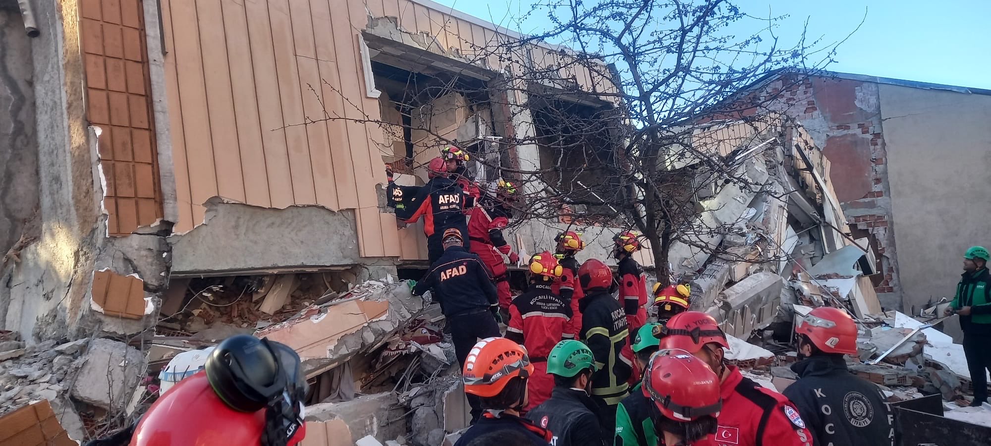 Kocaeli Gebze’de 7 Katlı Bina Çöktü: Enkazdan 2 Kişinin Cansız Bedeni Çıkarıldı