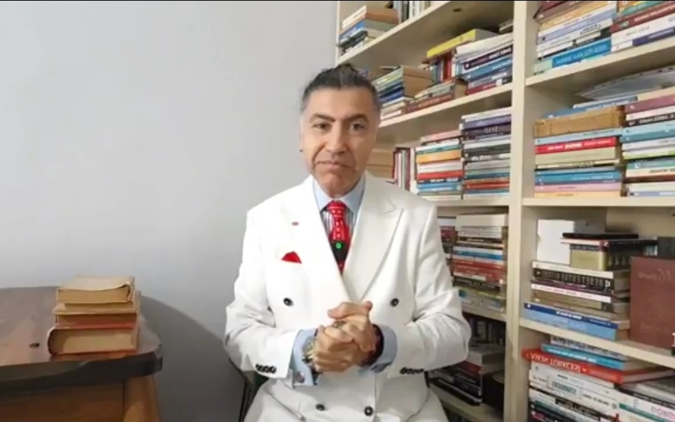 TRT Eski Spikeri Sırrı Er’den 29 Ekim Cumhuriyet Bayramı Mesajı: “Yaşasın Türkiye Cumhuriyeti!”