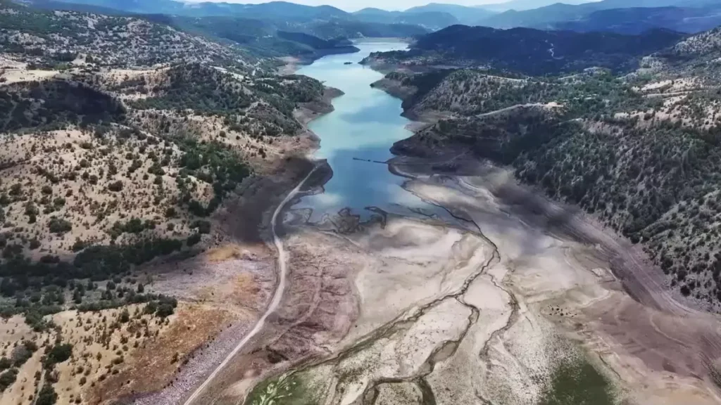 🇹🇷 Türkiye’de Yağışlar Son 52 Yılın En Düşük Seviyesinde: 422.5 mm ile Alarm Veriyor