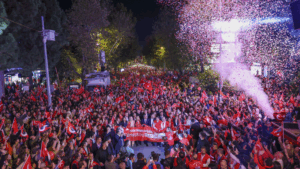 Özgür Özel: “Asla Teslim Olmayacağız, Zulme Yenilmeyeceğiz – Cumhuriyet’in Dört Kolonunu Yıkamayacaklar”