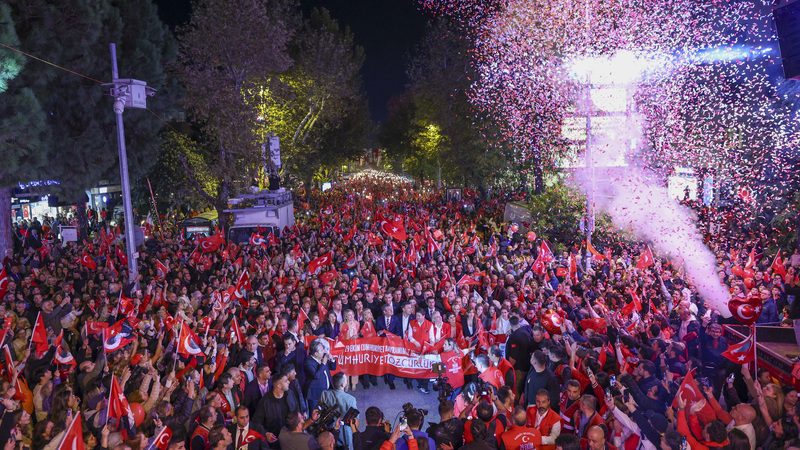 Özgür Özel: “Asla Teslim Olmayacağız, Zulme Yenilmeyeceğiz – Cumhuriyet’in Dört Kolonunu Yıkamayacaklar”