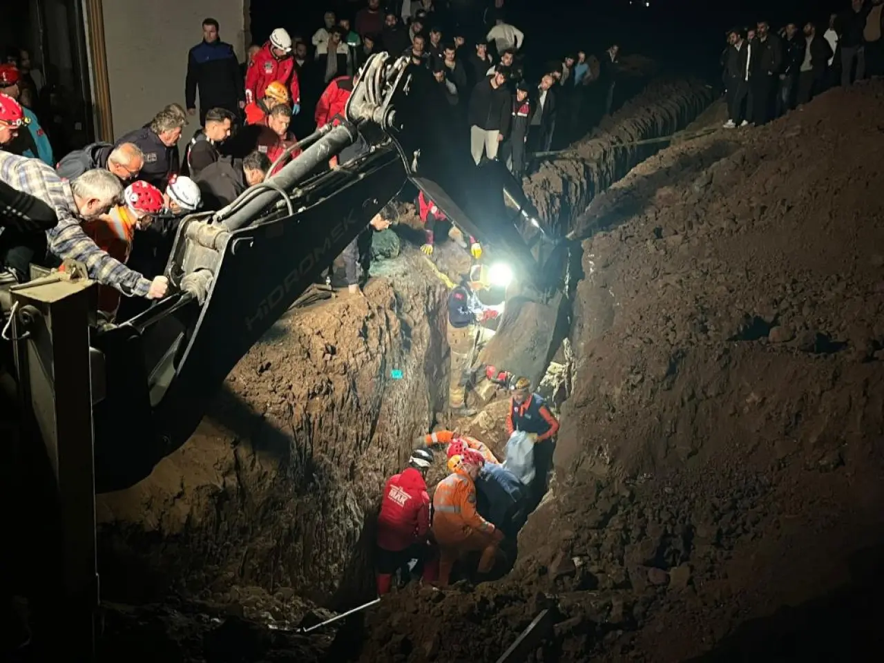 Bursa Mudanya’da Kanalizasyon Çukuru Göçüğü: 2 Kardeş Hayatını Kaybetti