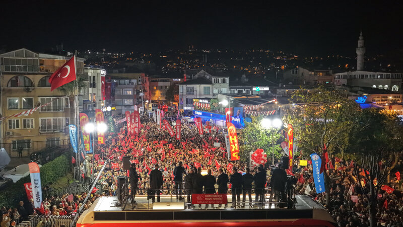 Özgür Özel: “Erdoğan Fakiri Sevmiyor, Düşene Acımıyor — Cumhuriyet, Kimsesizlerin Kimsesidir”