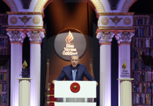 Cumhurbaşkanı Erdoğan İlim Yayma Ödülleri Programında Ödül Alan Akademisyenleri Tebrik Etti