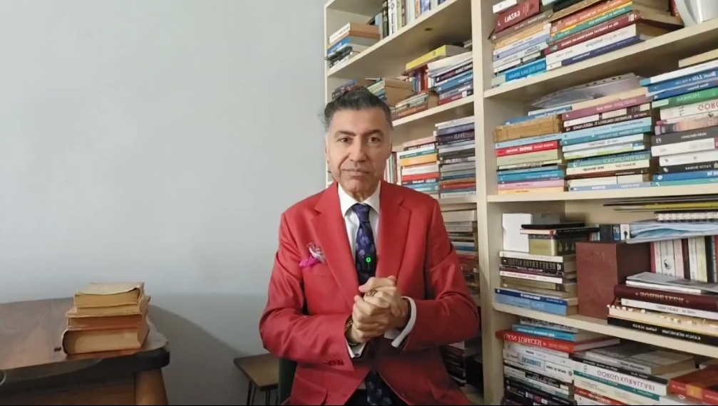 🎙️ TRT Eski Spikeri Sırrı Er’den Duygusal Sabahattin Ali Yorumu: “İnsanı Ayakta Tutan Şey Mutluluk Değil, Umuttur”