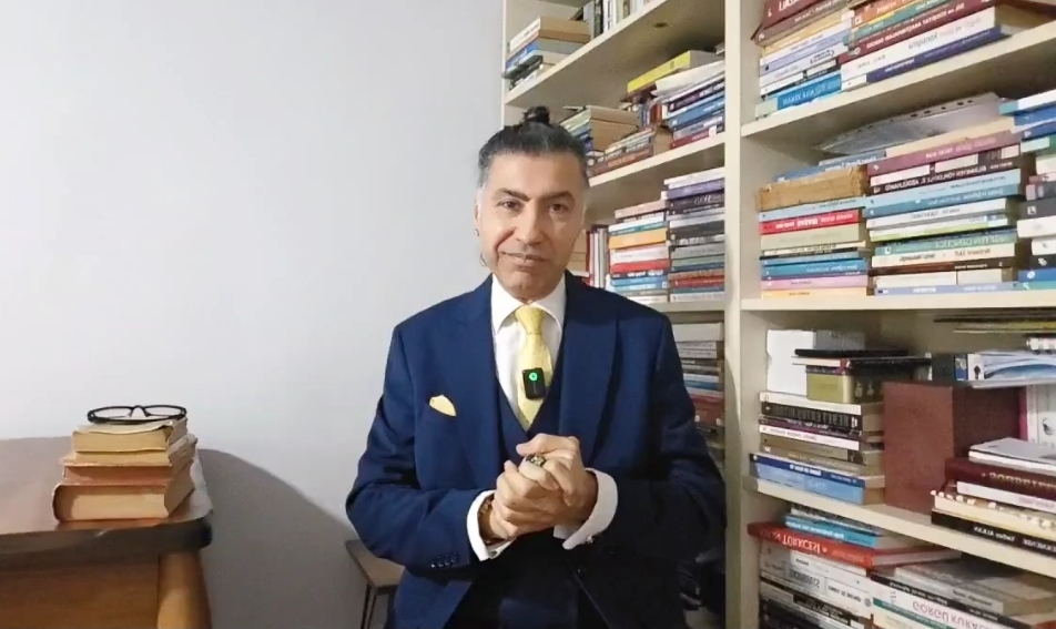 🎙️ TRT Eski Spikeri Sırrı Er: “Bu Bir Ütopya Değil, Hakikat Ortaya Çıkacak!” – Özgür Özel’in Özrü Siyasette Yeni Bir Dönemin Habercisi Mi?