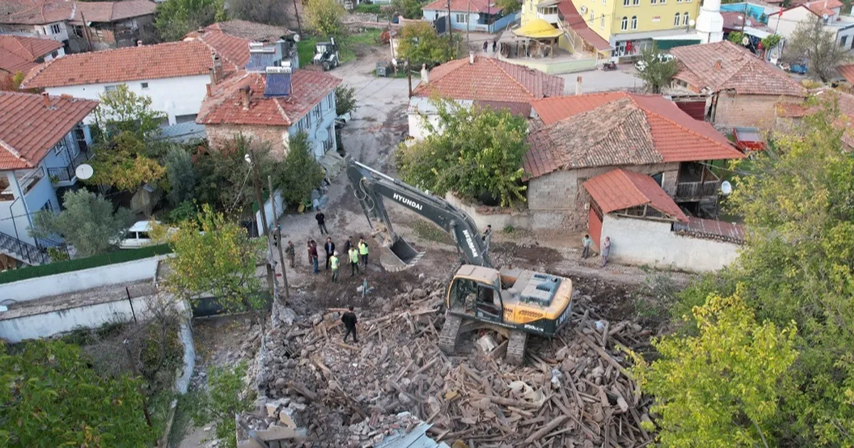Balıkesir Sındırgı’da 6,1 Büyüklüğünde Deprem Sonrasında İlçe “Genel Hayata Etkili Afet Bölgesi” İlan Edildi