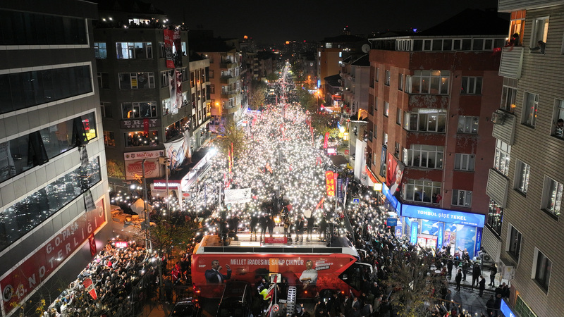 Özgür Özel’den Sultangazi Mitinginde Sert Mesajlar: “Yapamıyorsan Getir Sandığı; Bu Millet O Koltukları Altınızdan Çekip Alacak”