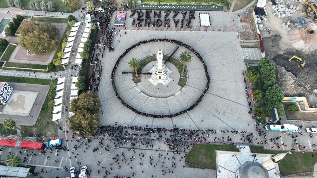 Konak Atatürk Meydanı’nda 1881 Kişiden Unutulmaz 10 Kasım Koreografisi