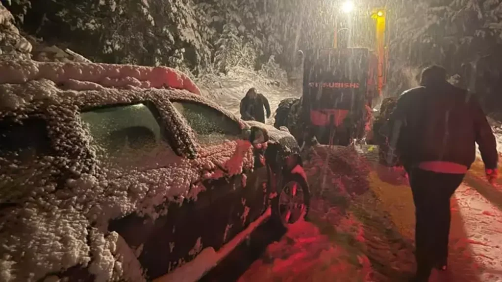 Sivas’ta Yoğun Kar ve Tipi: Birçok Yol Ulaşıma Kapandı
