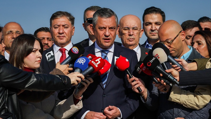 CHP Lideri Özgür Özel’den Yargı, Kayyım, İmamoğlu Ailesi ve Akın Gürlek Hakkında Sert Mesajlar: “Devlet Aileyle Uğraşmaz, Akın Gürlek Akşam Hangisini Öğrenecek?”