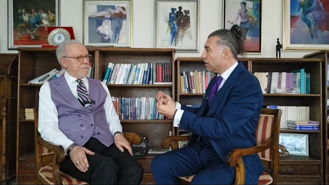 TRT Eski Spikeri Sırrı Er’den “Ayrımsız Adalet” Çağrısı: “Aklın Yolu Bir, Sessizlik Kimseyi Kurtarmıyor”