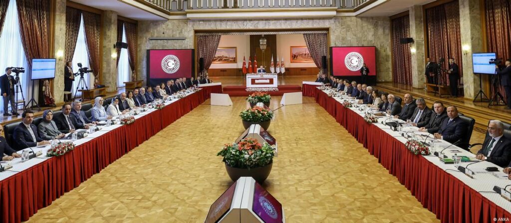 Komisyonun İmralı Kararı Belli Oldu: Komisyon İmralı’ya Gidiyor, CHP’liler Toplantıyı Terk Etti