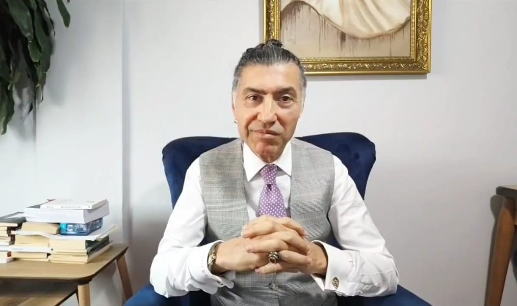 TRT Eski Spikeri Sırrı Er’den Duygusal Çağrı: “Bir Gün Bu Topraklar Yeniden Çiçek Açacak”