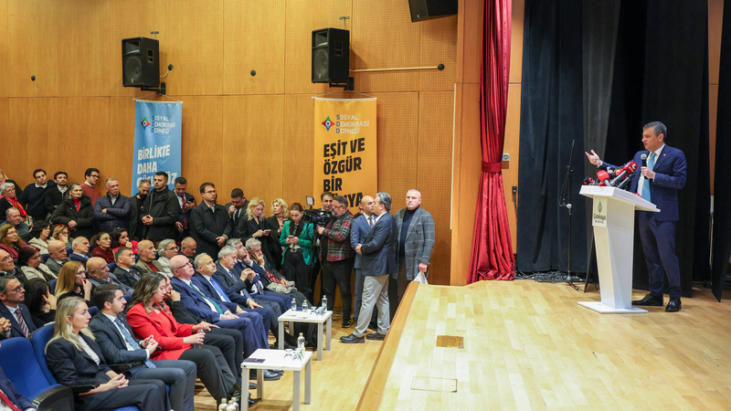 Özgür Özel’den Sert Açıklama: “Onlar İçeride, Biz Dışarıda Bir Haysiyet Mücadelesi Veriyoruz”