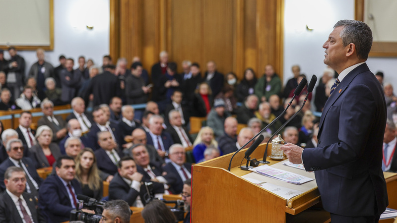 CHP Lideri Özgür Özel’den Sert Çıkış: “AK Parti’nin Kara Düzenine Destek Veren, Onunla Birlikte Tarihin Kara Deliğine Gider”