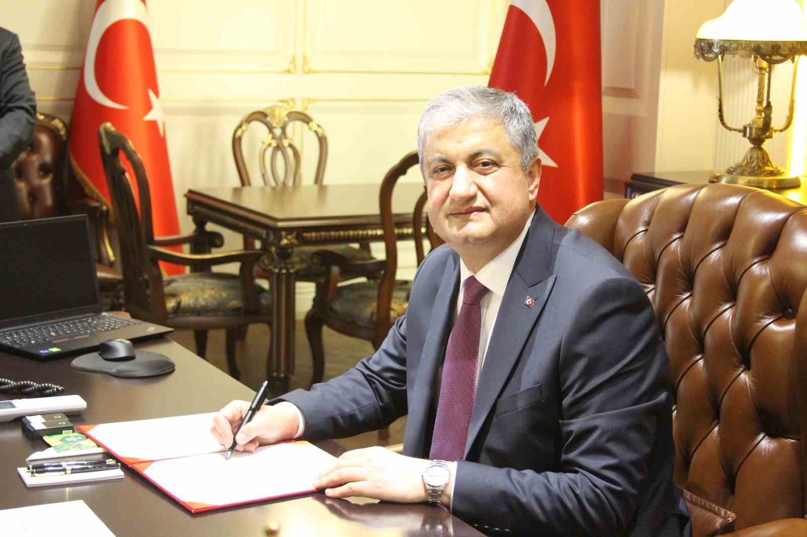 Adana Valisi Göreve Başladı, İlk Mesajı Suç İşleyenlere Oldu