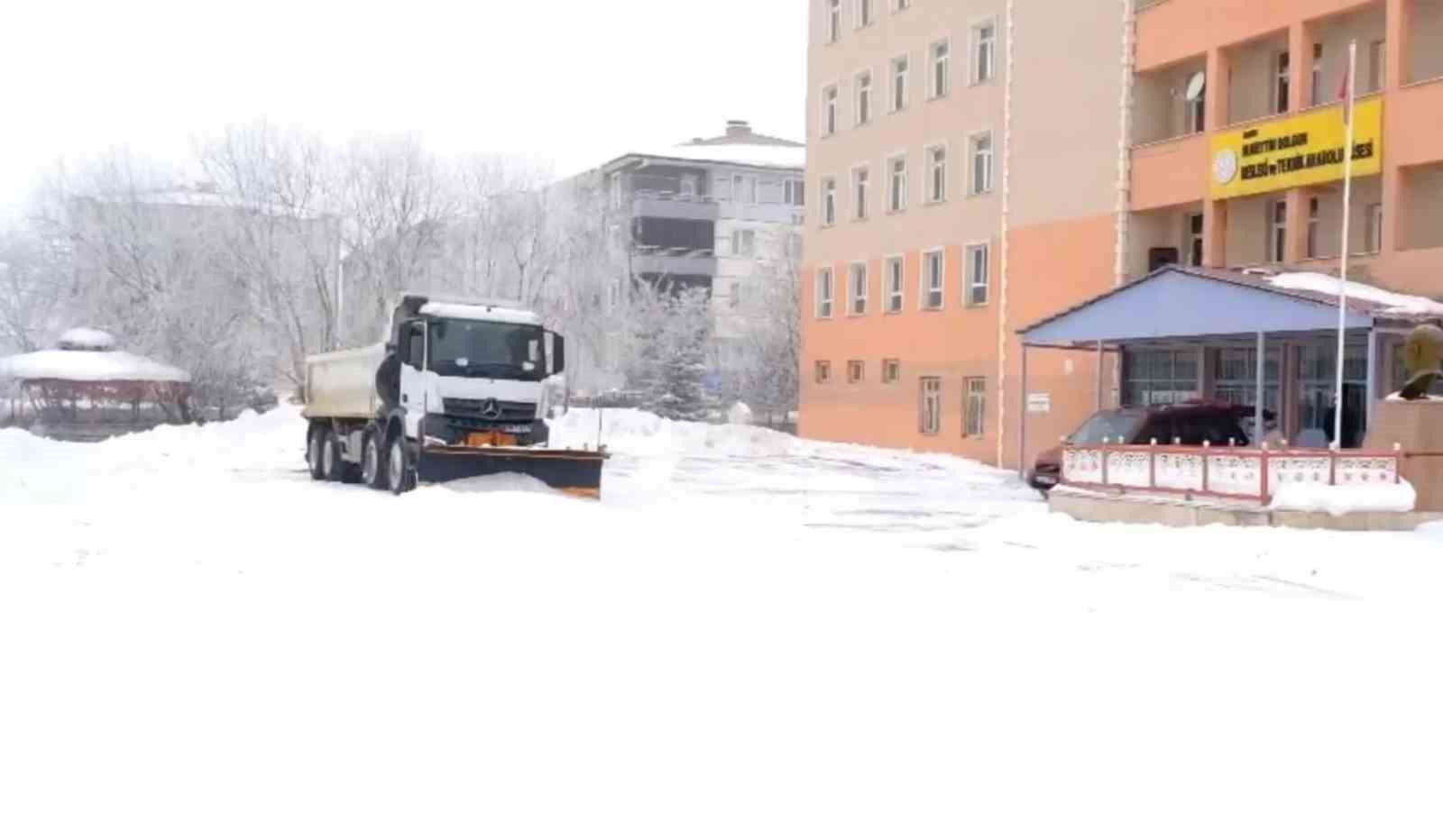 Ağrı’da Okullar İkinci Dönem Öncesi Kar Temizleme Çalışmalarıyla Hazırlandı