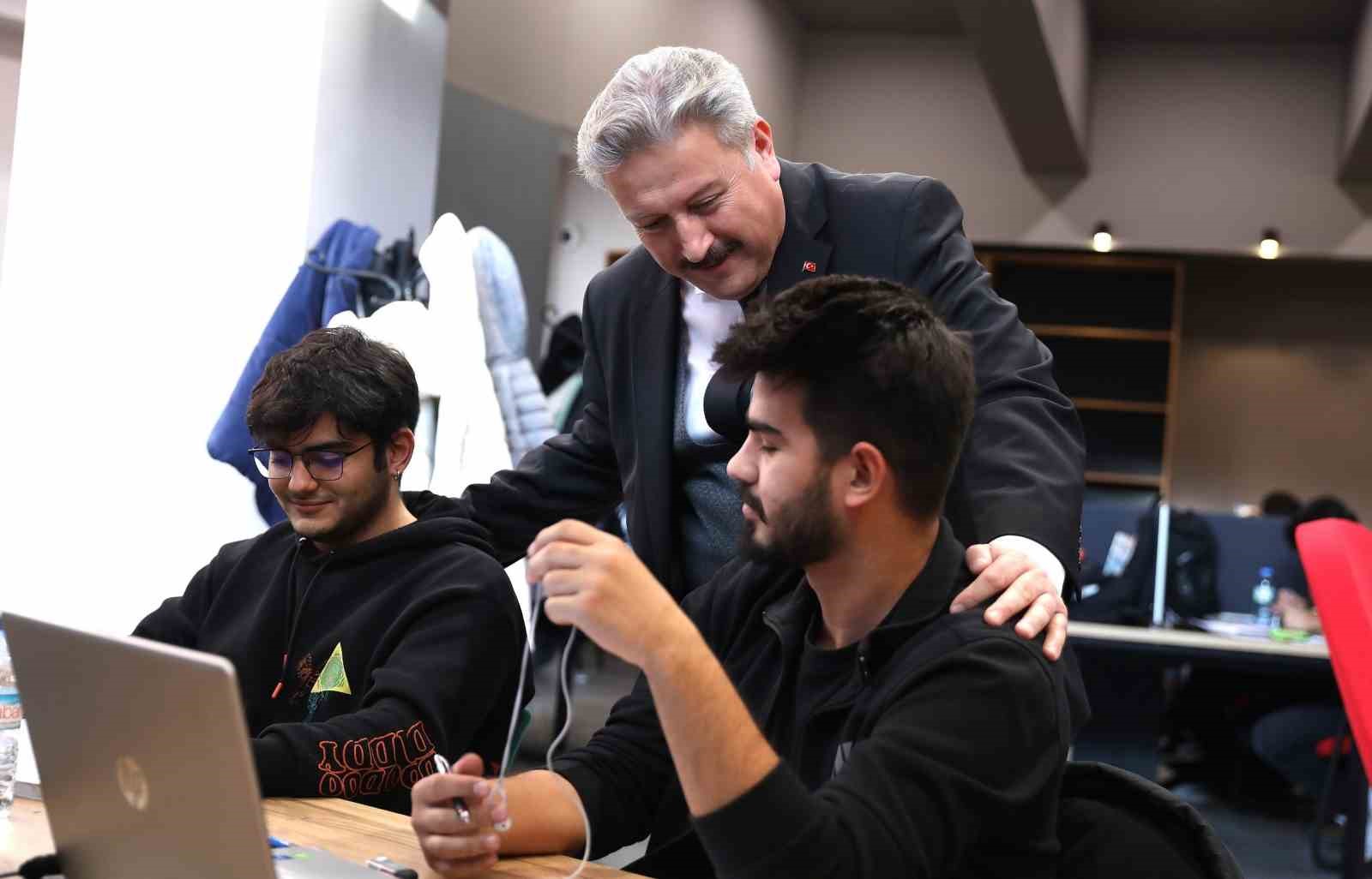 Akıl Küpü Kütüphaneleri Dolup Taşıyor