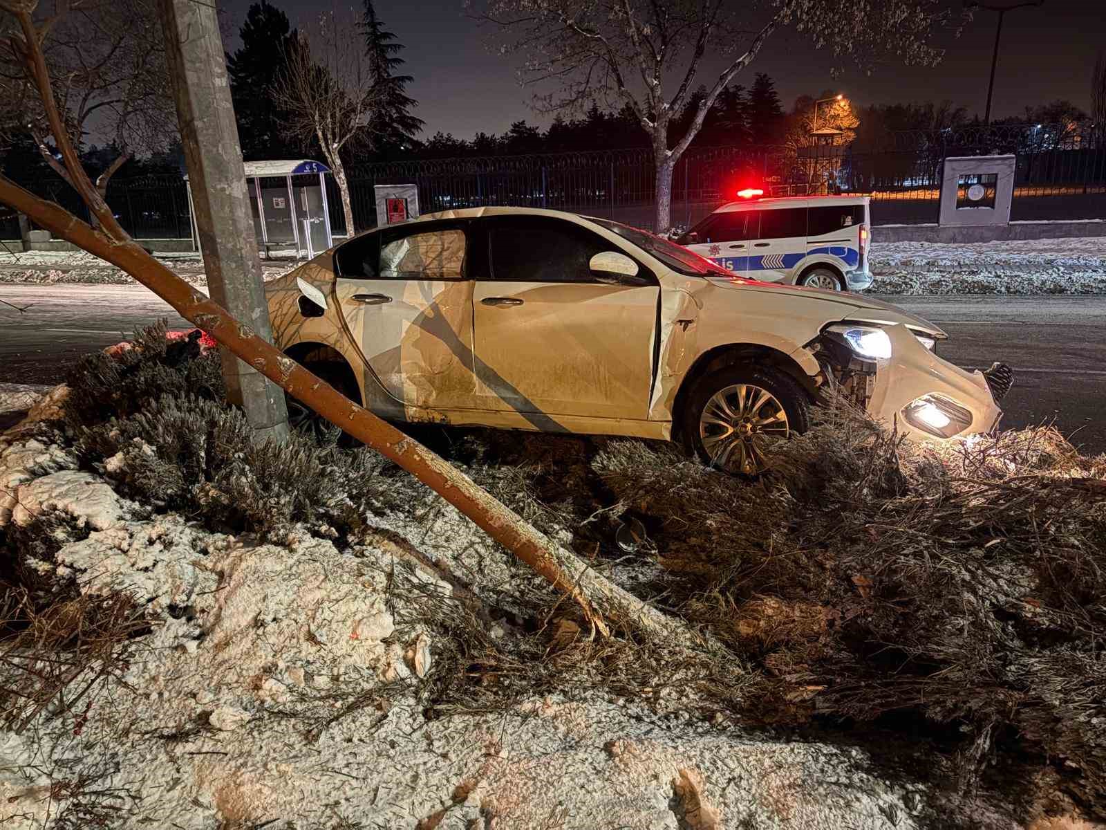 Alkollü Sürücü Önce Ağacı Devirdi Ardından Aydınlatma Direğine Çarptı