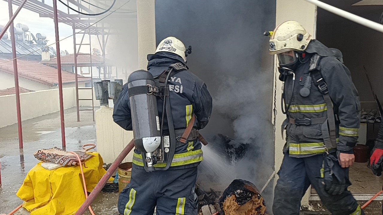 Antalya’da 5 Katlı Apartmanın Çatı Katında Korkutan Yangın