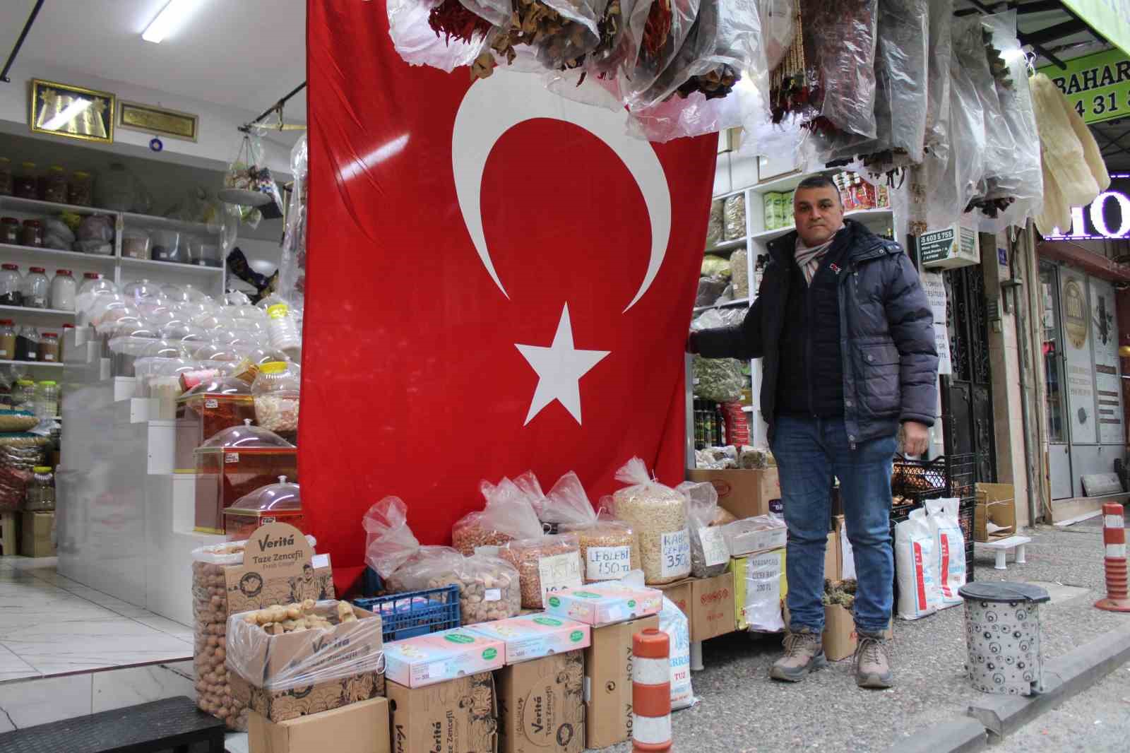 Aydınlı Esnaftan ’5 Metrelik’ Bayrak Tepkisi