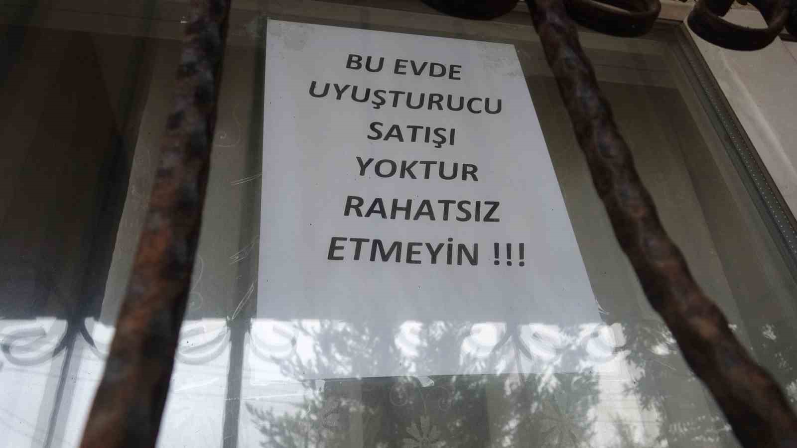 Bağımlılardan Bıktı, Evini Camına “Bu Evde Uyuşturucu Satışı Yoktur, Rahatsız Etmeyin” Yazlı Not Astı