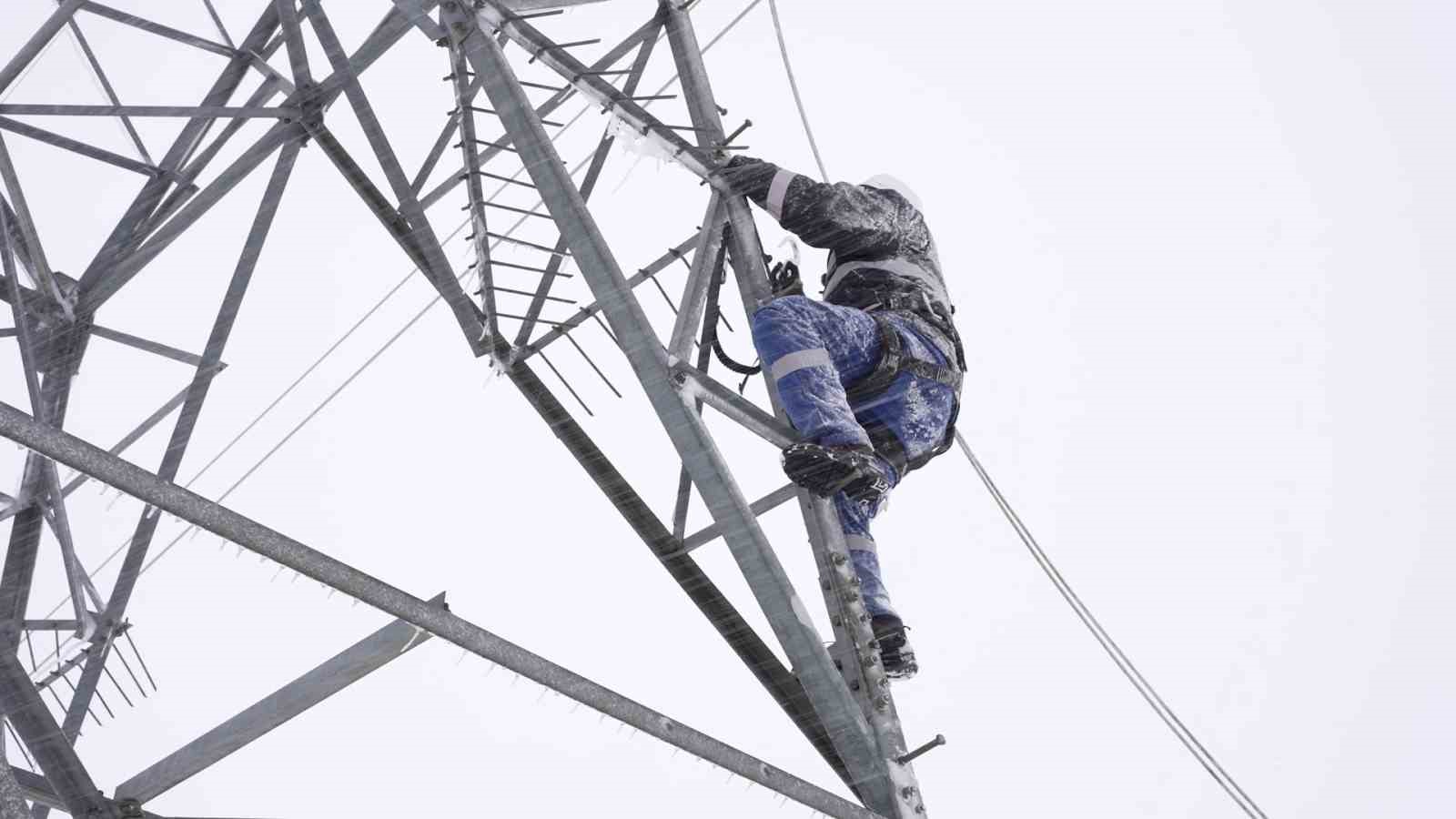 Bakan Bayraktar: “Vatandaşlarımıza Kesintisiz Enerji Akışı Sağlamak İçin Ekiplerimiz 7 Gün 24 Saat Sahada”