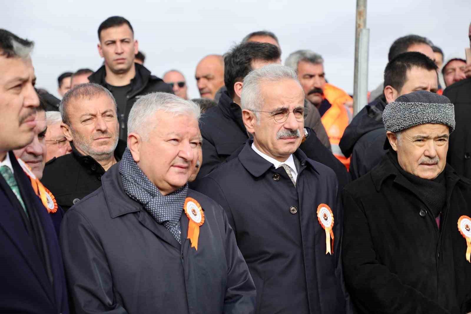 Bakan Uraloğlu: “Bölünmüş Yol Ağını 30 Bin Kilometrenin Üzerine Çıkarmanın Gururunu Yaşıyoruz”