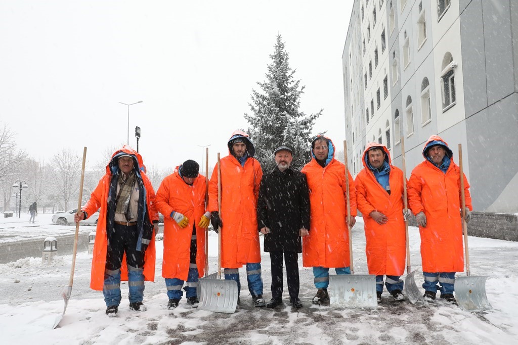 Başkan Çolakbayrakdar: “Gece Gündüz Demeden Merkez ve Kırsalda Kar Temizliği Devam Ediyor”