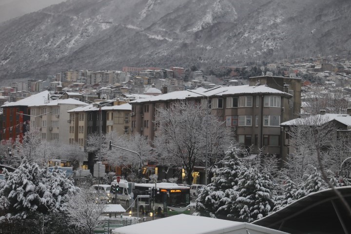 Bursa Sabaha Beyaz Örtüyle Uyandı… Ulaşımda Aksamalar Yaşandı