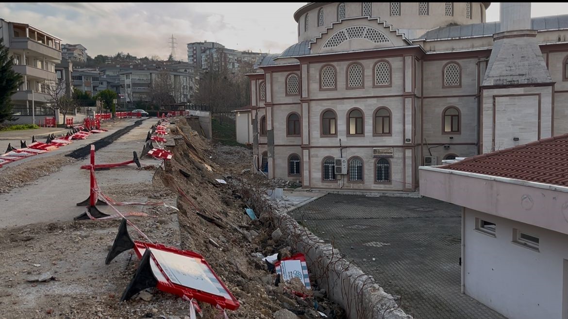 Bursa’da 2 Aylık Çile…çöken Duvar Yolu da Camiyi de Kapattı