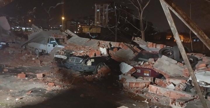 Bursa’da Lodos Duvarı Devirdi, Altında Kalan 10 Araç Hasar Gördü