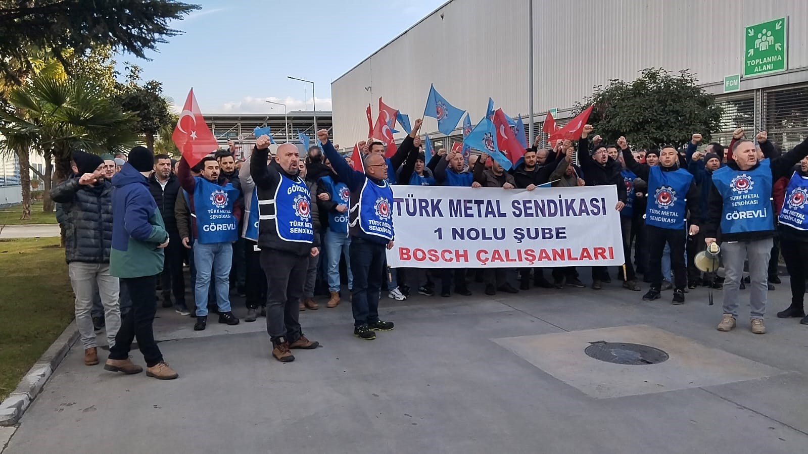 Bursa’da Otomotiv İşçilerinin Eylemi Sürüyor, Mess Teklifi Güncelledi
