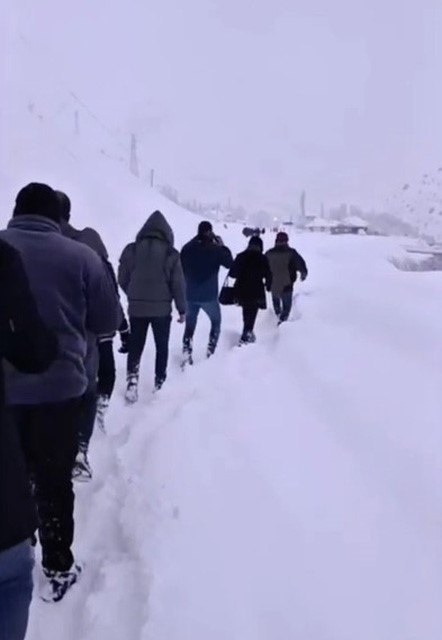 Çığla kapanan yolda mahsur kalan 100 kişi köyde misafir edildi