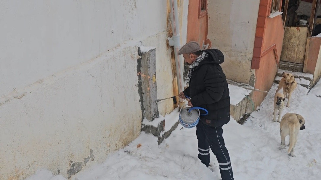 Doğu Buz Kesti: Donan Su Şebekeleri Pürmüzle Isıtılmaya Çalışıldı
