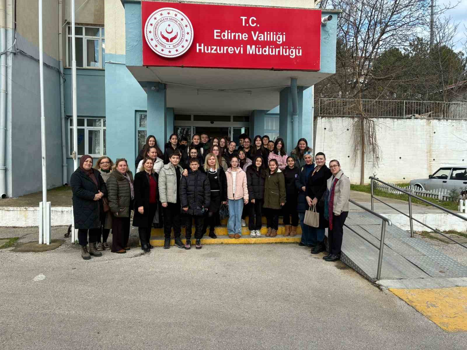 Edirne’de Öğrenciler Huzurevi Sakinlerinin Yüreğini Isıttı: Minik Ellerden Büyük Vefa