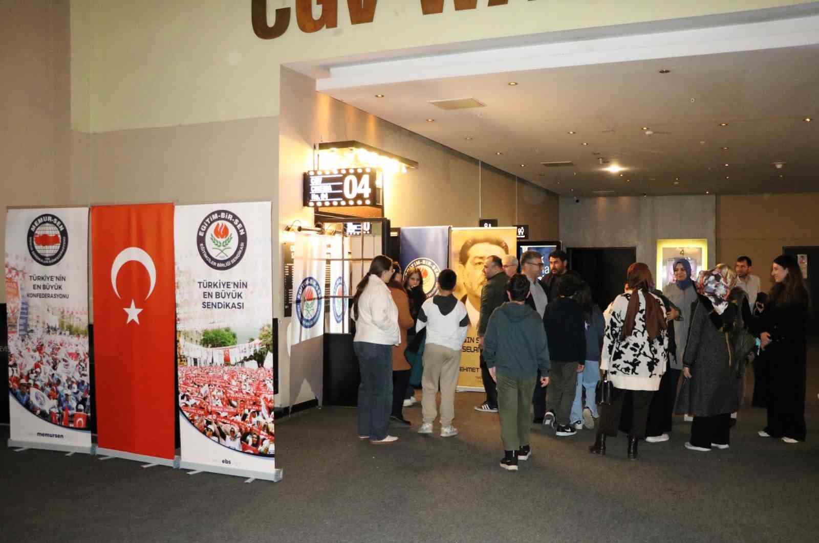 Eğitim-Bir-Sen Adana Şubesi Sinema Etkinliğinde Buluştu