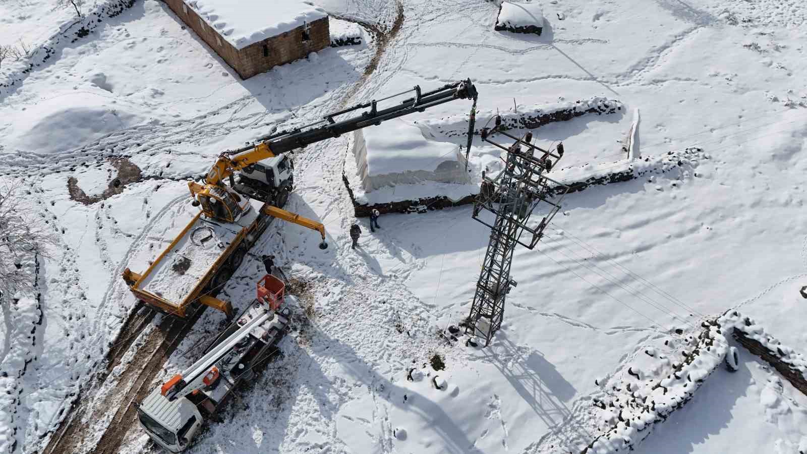 Ekipler Zorlu Hava Şartlarında Enerji Hatlarını Onarıyor