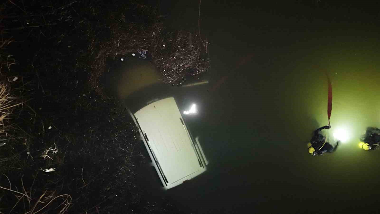 El Freni Çekilmeyen Araç, Düştüğü Porsuk Çayı’ndan 4 Saat Sonra Çıkarıldı