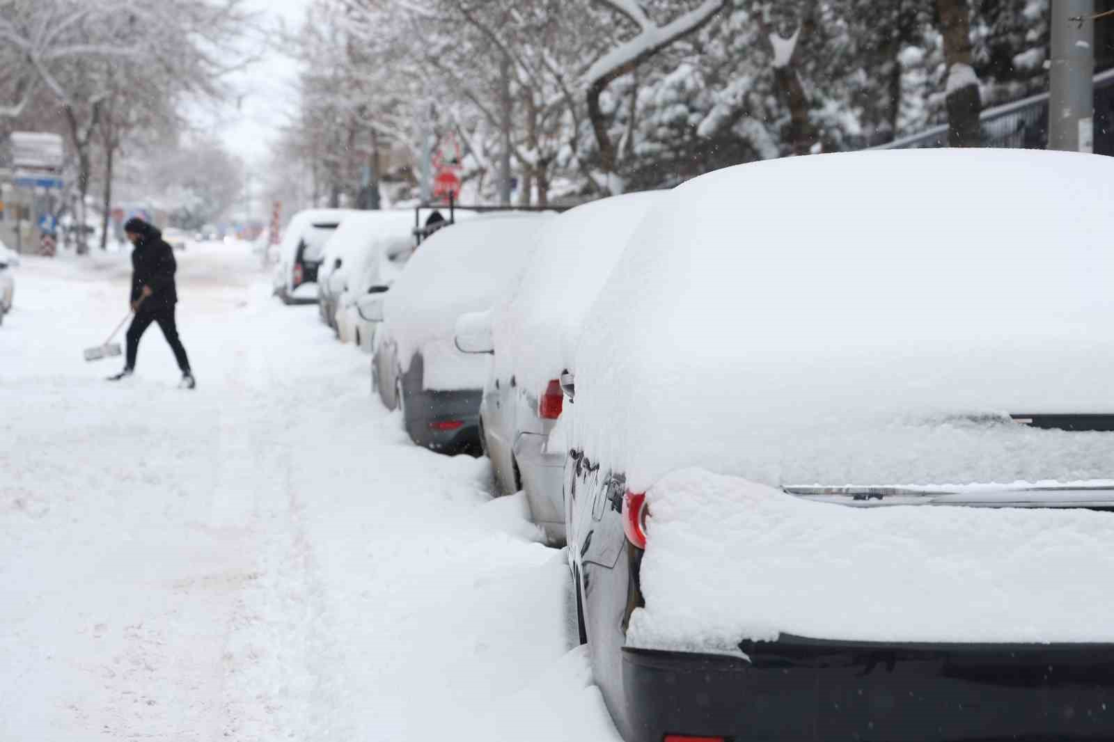 Elazığ’da Kar Kalınlığı 20 Santimetreyi Buldu, Araçlar Görünmez Hale Geldi